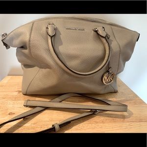 MK medium Riley satchel in grey